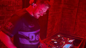 Photo of Elvis Trompf DJ-ing